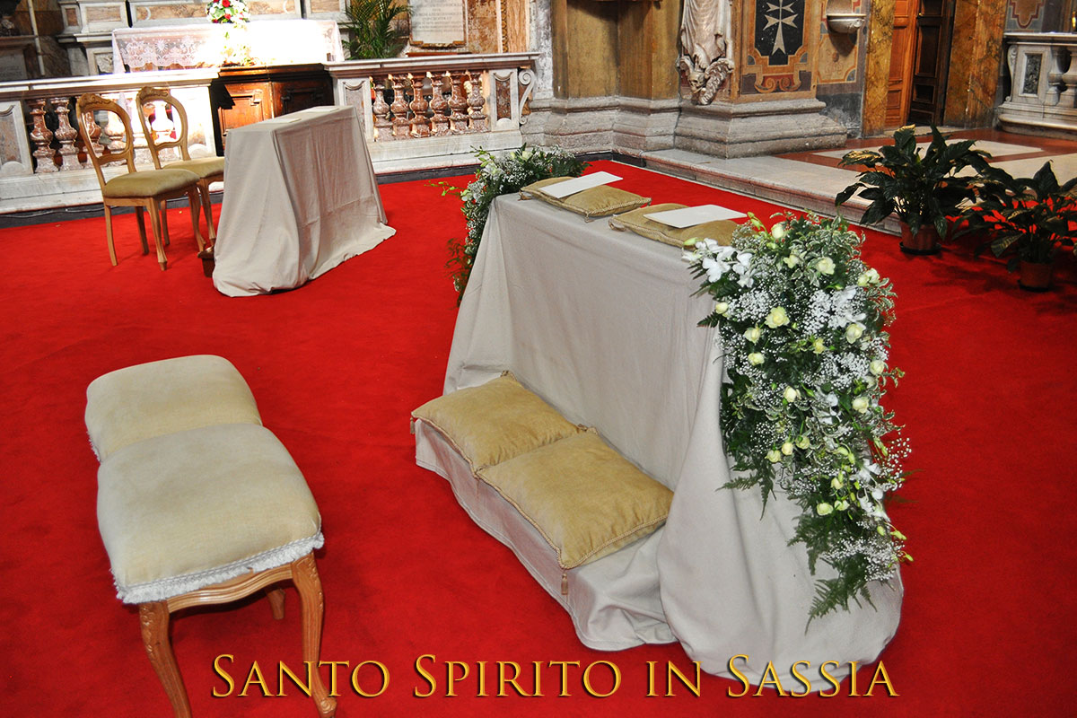 Flower arrangement for wedding in Santo Spirito in Sassia Church
